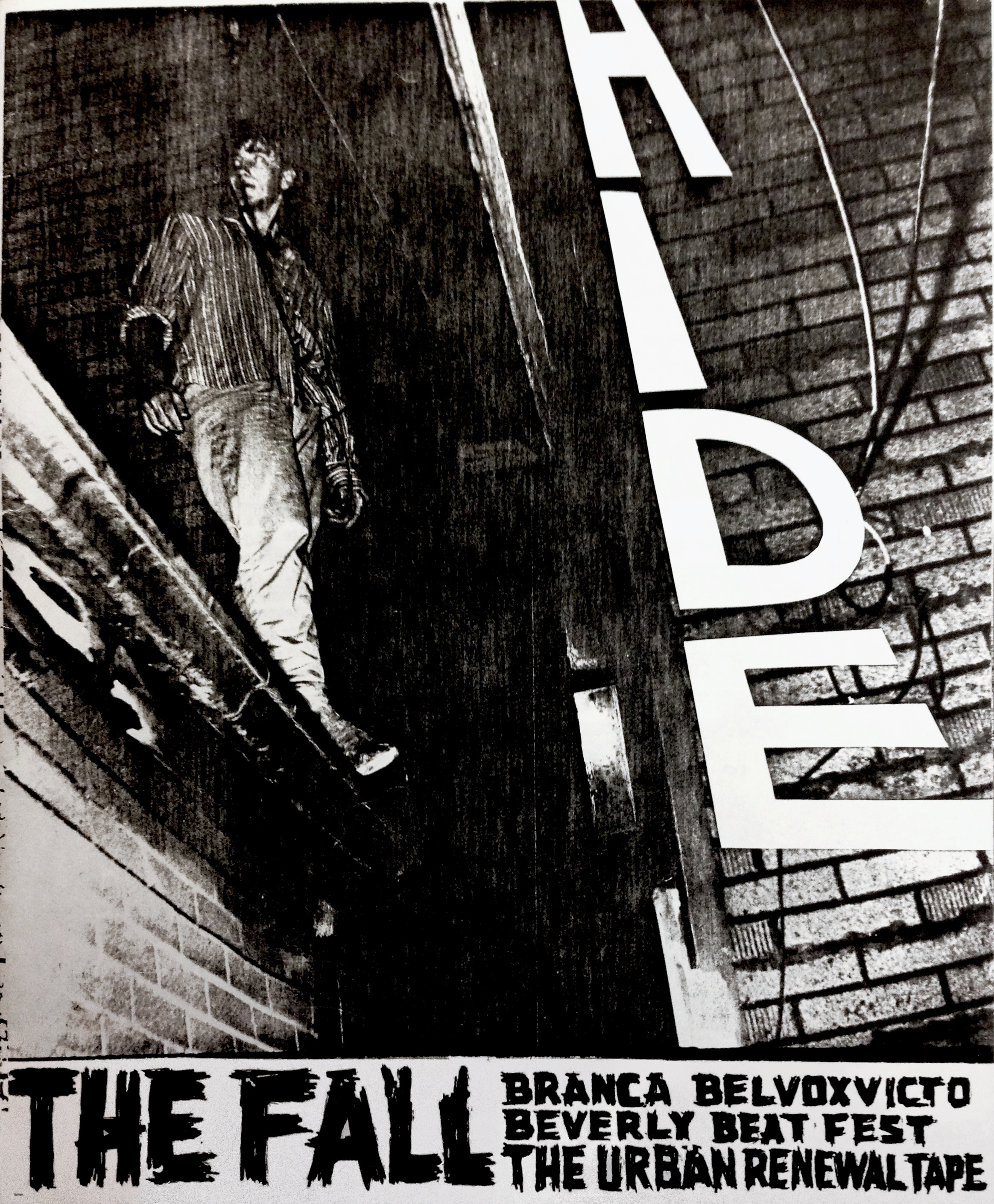 Page couverture noir et blanc d’un zine mettant en scène un homme debout sur un toit et le mot « Hide » écrit à la verticale à côté de lui. 